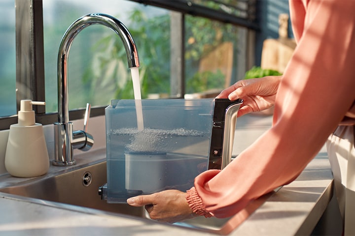 فلتر AquaClean، قم بتحضير ما يصل إلى 5000 كوب من دون الحاجة إلى إزالة الترسبات الكلسية باستخدام فلتر AquaClean.